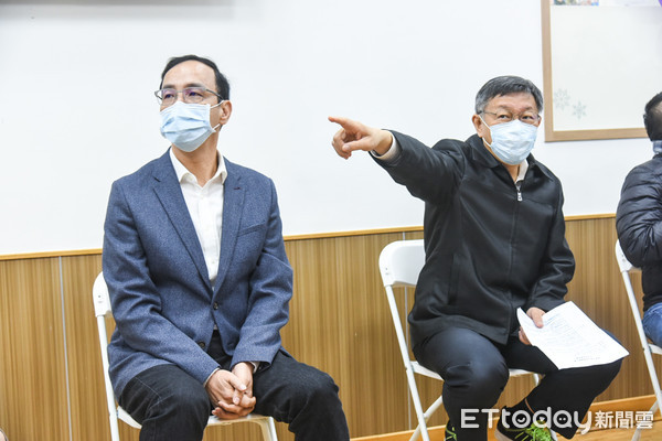 ▲台北市長柯文哲、朱立倫出席銀光守護貼推廣計畫。（圖／記者林敬旻攝）