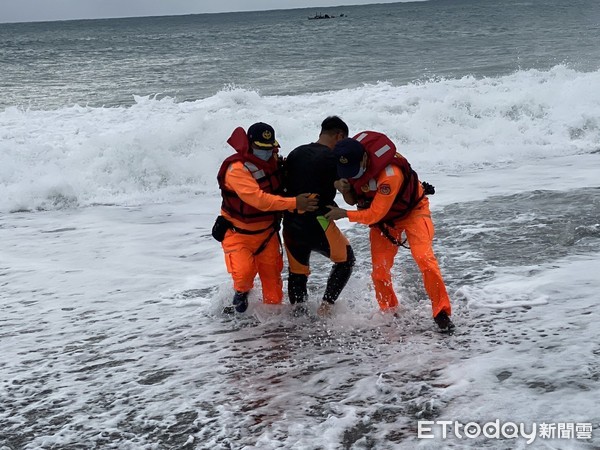 ▲▼膠筏因海象不佳遭湧浪拍打4人落海，海巡人員跳海救人。（圖／第一三岸巡隊提供，下同）