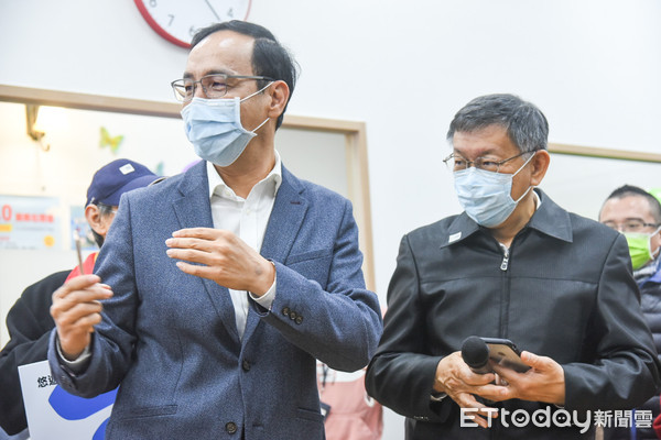 ▲台北市長柯文哲、朱立倫出席銀光守護貼推廣計畫。（圖／記者林敬旻攝）
