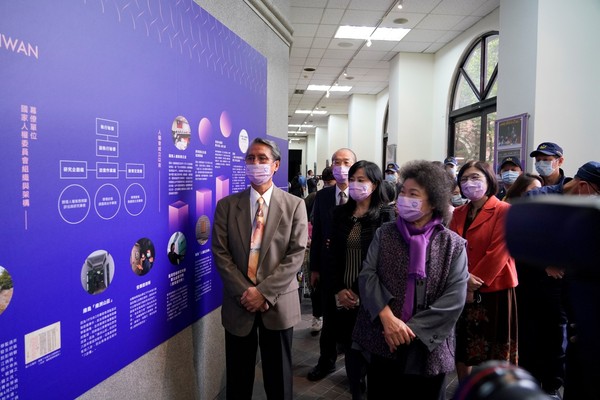 ▲▼國家人權委員會舉辦「人權台灣─國際人權日主題特展」，監察院長兼主委陳菊（右），與委員（左起）張菊芳、蘇麗瓊、鴻義章，在「身心障礙體驗區」，跟手語老師一起學手語。（圖／監察院提供）