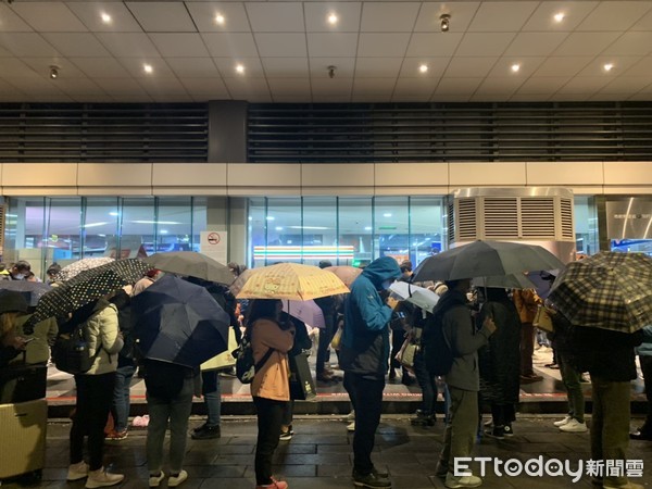 ▲▼台鐵瑞芳猴硐坍方，台北往東部的旅客擠爆市府轉運站擠爆。（圖／記者蔡玟君攝）