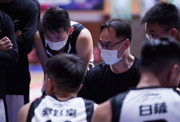 ▲▼UBA中州科大暫停講解戰術，總教練許智超             。（圖／大專體總提供）