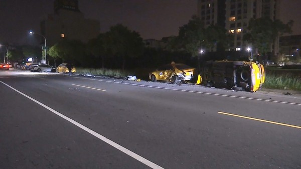 ▲▼高雄街頭3車凌晨「飆速尬車」　4部小黃停路邊慘被波及釀1傷。（圖／東森新聞）