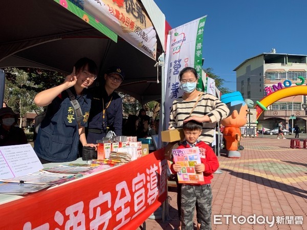 ▲屏東縣里港警分局到轄區國小、幼稚園宣導「 接送7歲以下兒童臨停黃線不受3分鐘限制」，暖心舉動讓家長感到窩心           。（圖／記者陳崑福翻攝，以下同）