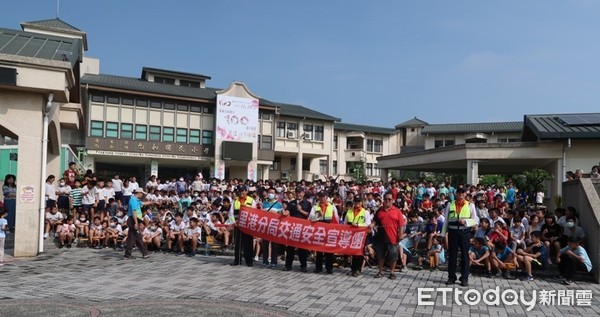 ▲屏東縣里港警分局到轄區國小、幼稚園宣導「 接送7歲以下兒童臨停黃線不受3分鐘限制」，暖心舉動讓家長感到窩心           。（圖／記者陳崑福翻攝，以下同）