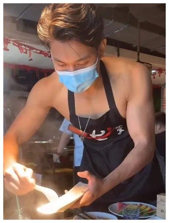 ▲西安猛男火鍋帥哥店員們引起話題。（圖／翻攝字新浪新聞，下同）