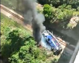 ▲巴西一輛遊覽車從15公尺高的高架橋翻落。（圖／翻攝自twitter／@RadioBandNewsBH）