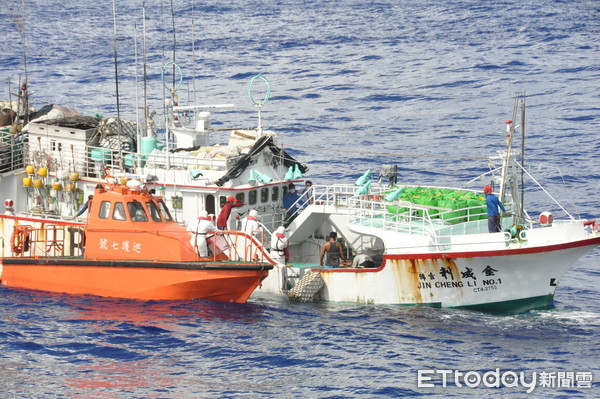 ▲海巡署艦隊分署「巡護七號」將印尼籍漁工救上船送醫            。（圖／海巡署艦隊分署提供，以下同）