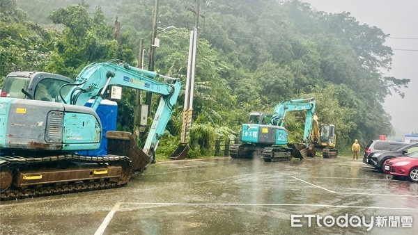 ▲猴硐疑走山！台鐵搶修湧出泥流 60名工人怪手緊急撤離搶修停擺。（圖／記者郭世賢翻攝）