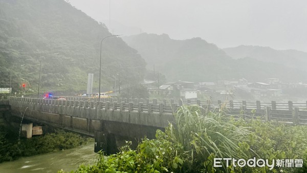 ▲猴硐疑走山！台鐵搶修湧出泥流 60名工人怪手緊急撤離搶修停擺。（圖／記者郭世賢翻攝）