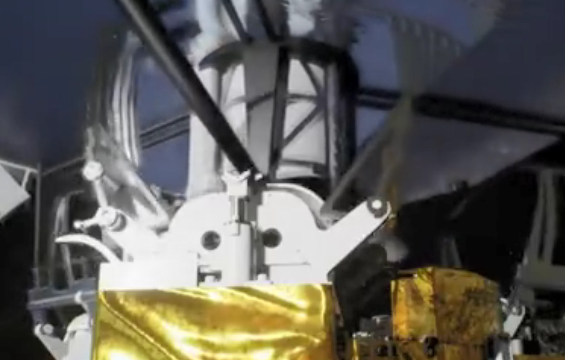 ▲▼嫦娥五號完成首次「月軌交會對接」！　月球土壤稍後運返地球。（圖／翻攝自微博）