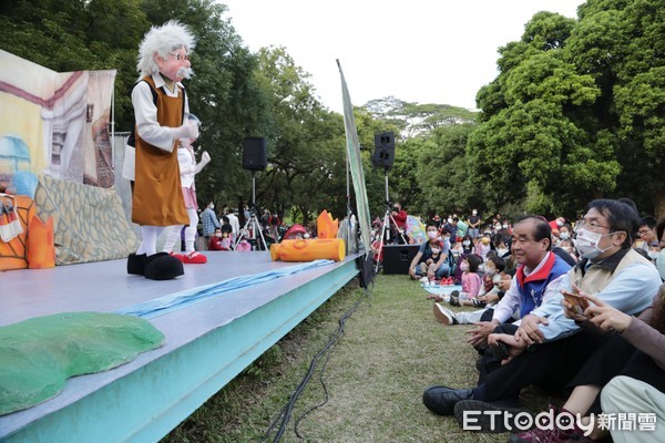 ▲台南市長黃偉哲與大小朋友一同欣賞「小青蛙劇團」的演出，活動更吸引逾5000人次參與。（圖／記者林悅翻攝，下同）