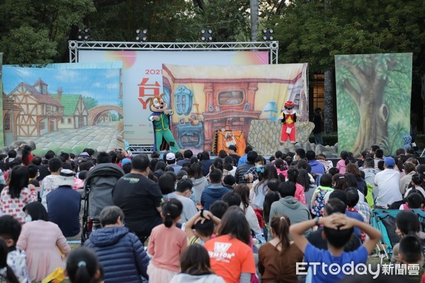 ▲台南市長黃偉哲與大小朋友一同欣賞「小青蛙劇團」的演出，活動更吸引逾5000人次參與。（圖／記者林悅翻攝，下同）