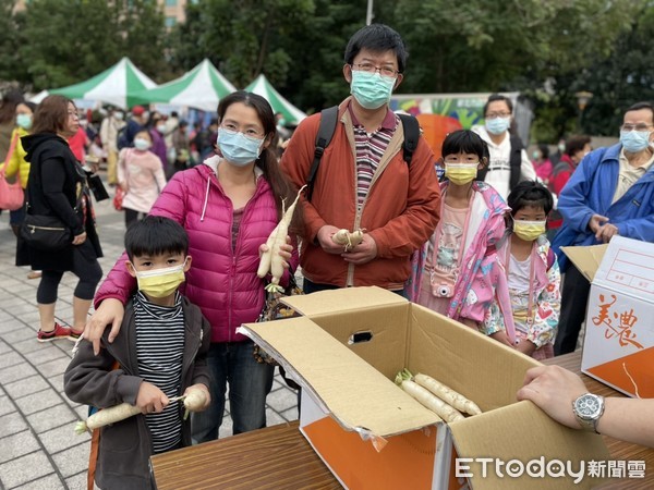 ▲新北耶誕惜食國際村 侯友宜籲當惜食「心」住民。（圖／新北市農業局提供）