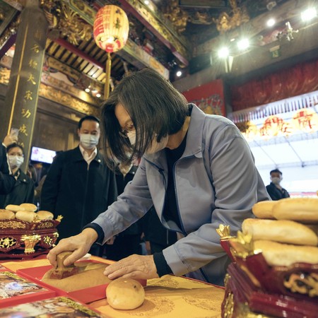 ▲▼總統蔡英文於Instagram上傳到青山宮體驗蓋鹹光餅的照片，以「有英鬥陣」作為宗教系列活動宣傳的口號。（圖／蔡英文IG）