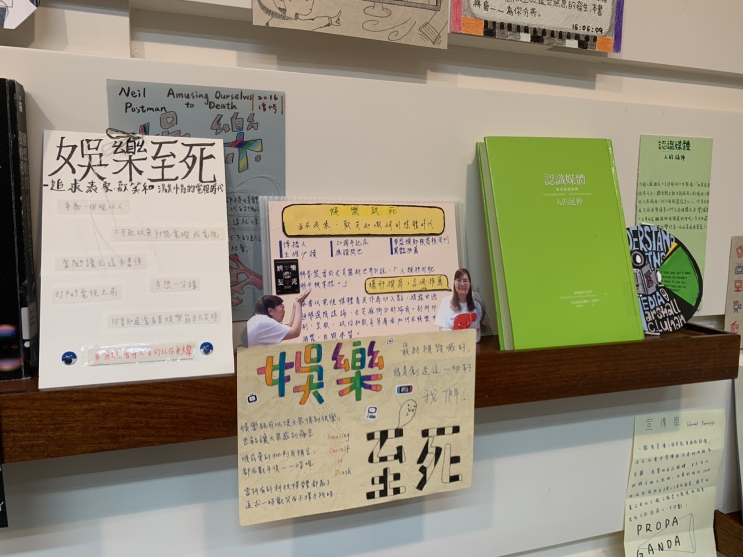 ▲▼學校圖書館驚見衛生紙從天而降，原來是書展藝術裝置。（圖／記者朱郁雯攝）