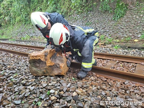 ▲基隆三坑火車站70公斤巨石在鐵軌中間 警消合力移除解除危機。（圖／記者郭世賢翻攝）