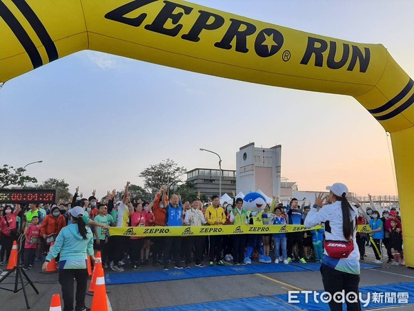 ▲「2020 ZEPRO RUN全國半程馬拉松-台南場」，清晨在安平戀愛廣場三度起跑，來自全國近6千名跑者齊聚一堂參與路跑。（圖／記者林悅翻攝，下同）