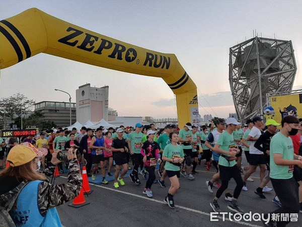 ▲「2020 ZEPRO RUN全國半程馬拉松-台南場」，清晨在安平戀愛廣場三度起跑，來自全國近6千名跑者齊聚一堂參與路跑。（圖／記者林悅翻攝，下同）