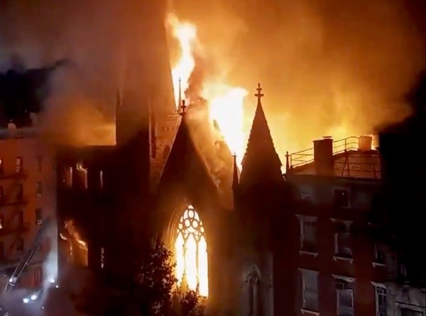 ▲紐約曼哈頓下城的中學院教堂（Middle Collegiate Church）遭到大火吞噬。（圖／路透）