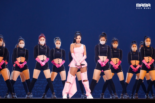 ▲MAMA／Jessi穿「粉紅芭比色」開腿熱舞！合體華莎狂扭水蛇腰辣爆。（圖／Courtesy of CJ ENM提供）
