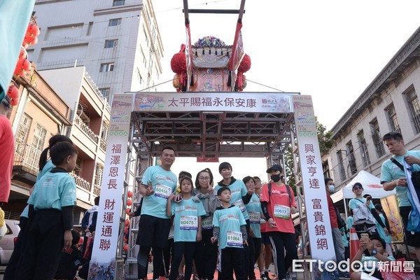 ▲「西螺媽祖太平媽祈福馬拉松」起跑、終點用巧思將媽祖鑾轎架高，讓跑者從下方經過，有如鑽轎腳。（圖／記者蔡佩旻翻攝）