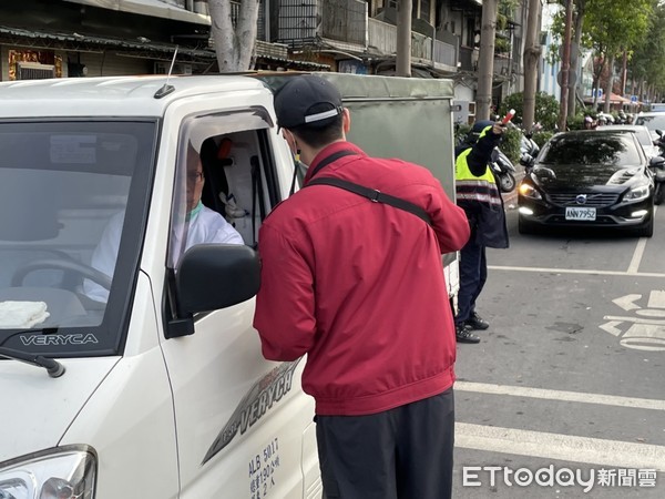 ▲鑒於台南遶境火燒車悲劇，台北警消針對艋舺青山宮遶境實施聯合稽查爆竹施放。（圖／記者張君豪翻攝）