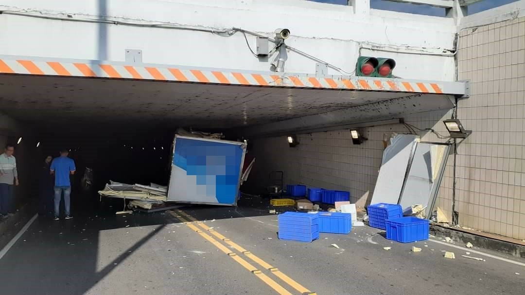 ▲▼嘉義一輛物流貨車硬闖民雄地下道後翻車，導致後方貨櫃裡早餐原料全散落一地（圖／翻攝臉書社團「民雄大小事」）