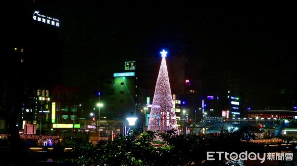▲台灣頭基隆十二月港邊限定 17米高聖誕樹6日耀眼點亮。（圖／基隆市文化局提供）