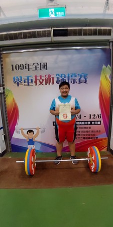 ▲109年全國舉重技術錦標賽，花蓮縣三民國中舉重選手柯冠廷。（圖／官方提供）