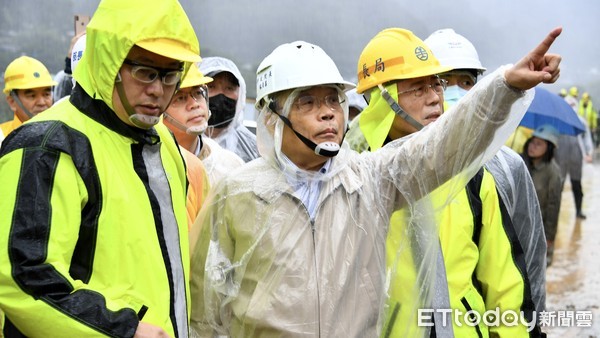 ▲▼蘇貞昌視察台鐵瑞芳=猴硐現場  感謝工程人員連日冒雨搶修。（圖／記者郭世賢翻攝）