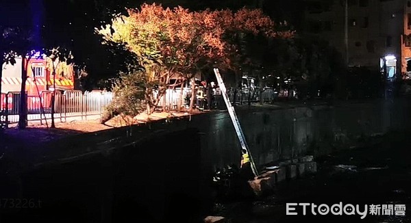 ▲李姓婦人酒後墜落4公尺深柳川，消防人員到場救援。（圖／民眾提供）
