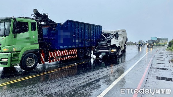 ▲瑞芳台2線聯結車追撞　車頭凹陷全毀...司機受困車內救出送醫。（圖／記者郭世賢翻攝）