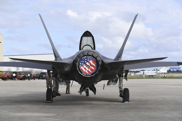▲▼軍火商洛克希德馬丁（Lockheed Martin）在航空展展示F-35閃電II戰鬥機（F-35 Lightning II）。（圖／達志影像／美聯社）