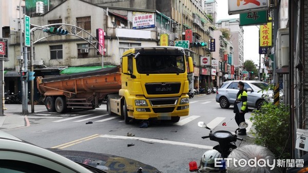 ▲▼台北市東園街一位騎著腳踏車阿伯遭砂石車捲進車底。（圖／記者黃彥傑攝）