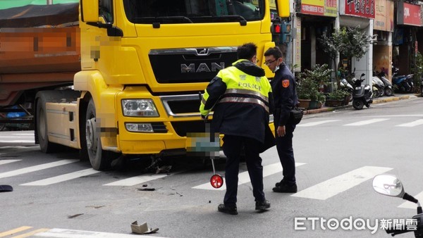 ▲▼台北市東園街一位騎著腳踏車阿伯遭砂石車捲進車底。（圖／記者黃彥傑攝）