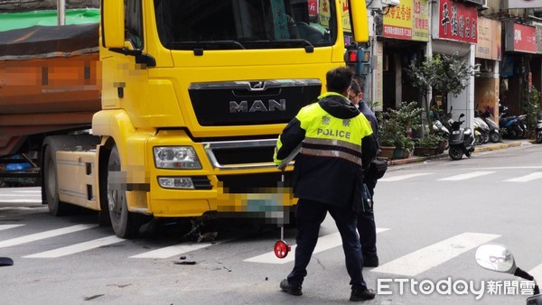 ▲▼台北市東園街一位騎著腳踏車阿伯遭砂石車捲進車底。（圖／記者黃彥傑攝）