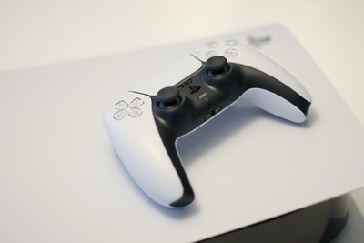 PS5手把飄移災情頻傳　拆解實測「蘑菇頭撐不到1年」　玩家傻：逼買Xbox？