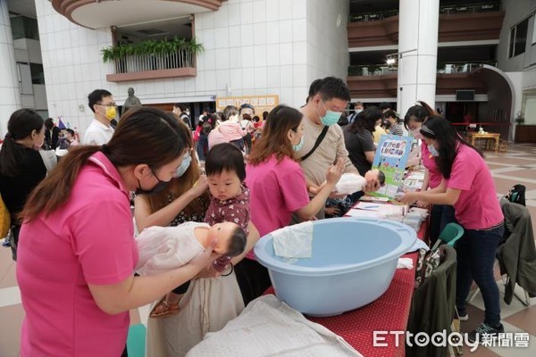 ▲台南市政府推出專屬的「台南新手爸媽驚喜包」，市長黃偉哲希望讓市府來協助減輕新手父母育兒的壓力。（圖／記者林悅翻攝，下同）