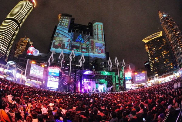 ▲「2020新北歡樂耶誕城」巨星耶誕演唱會將在12月12日、13日於板橋市民廣場舉行。（2019年資料照／觀旅局提供）