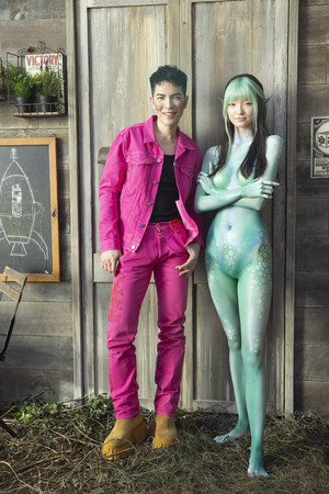 ▲▼蕭敬騰親自執導新歌MV，找來了台灣的人體彩繪師，為女主角全身上色成湖水綠。（圖／華納音樂提供）
