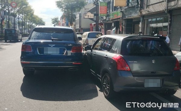 ▲▼賓利與倂排違停的小客車擦撞。（圖／民眾提供）