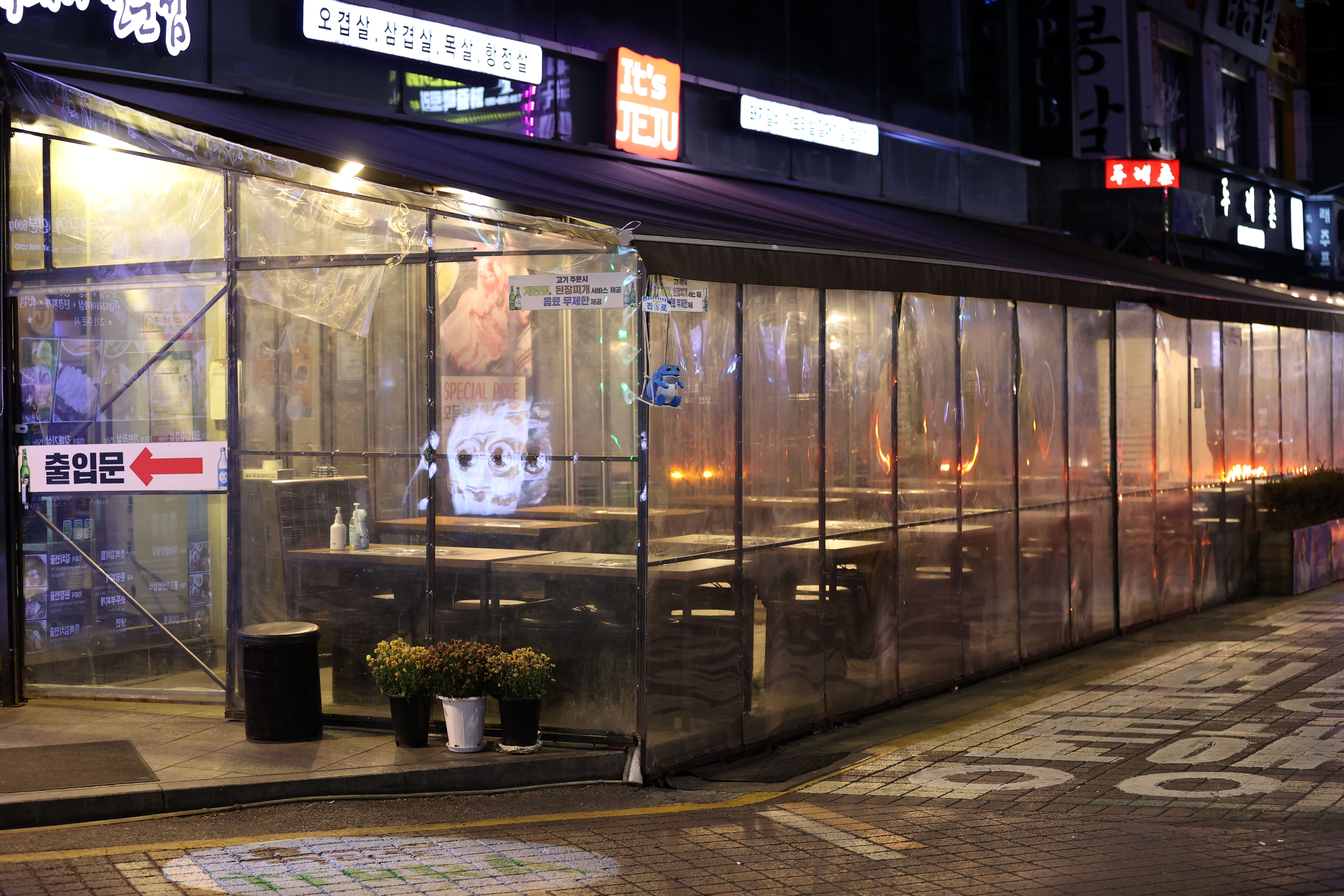 ▲▼南韓首爾8日起實施社交距離防疫2.5階段，餐廳與布帳馬車完全沒有客人。（圖／達志影像）