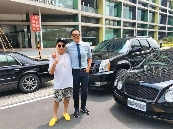自稱超跑達人的鄧超鴻（左）曾賣車給藝人陳建州（右），並留下合照。（讀者提供）