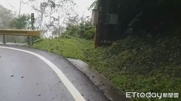 ▲▼花蓮中橫公路「轎車衝落懸崖」…墜40m卡邊坡！警消救援中。（圖／記者蕭可正翻攝）