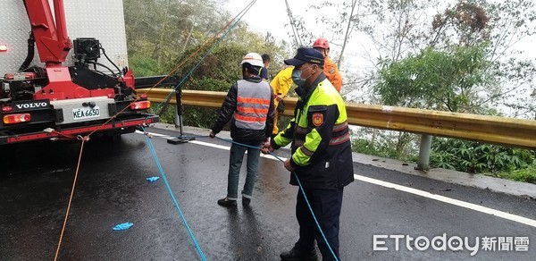 ▲▼花蓮中橫公路「轎車衝落懸崖」…墜40m卡邊坡！警消救援中。（圖／記者蕭可正翻攝）