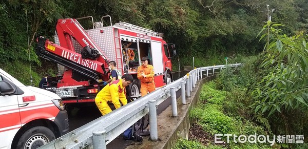 ▲▼紅色自小客車掉落近40公尺深山谷中。（圖／花蓮消防局提供，下同）