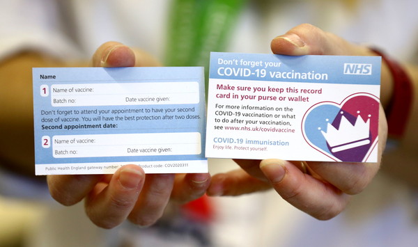 ▲▼英國民眾接種疫苗後可拿到一張NHS核發的證明卡。（圖／路透）