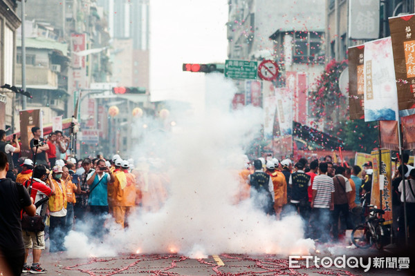 ▲▼艋舺青山宮青山王祭典,宗教信仰,祭祀,傳統習俗,艋岬大拜拜,遶境,暗訪,八家將,陣頭,廟會,遶境,鞭炮,環境污染,噪音,爆竹煙火。（圖／記者李毓康攝）