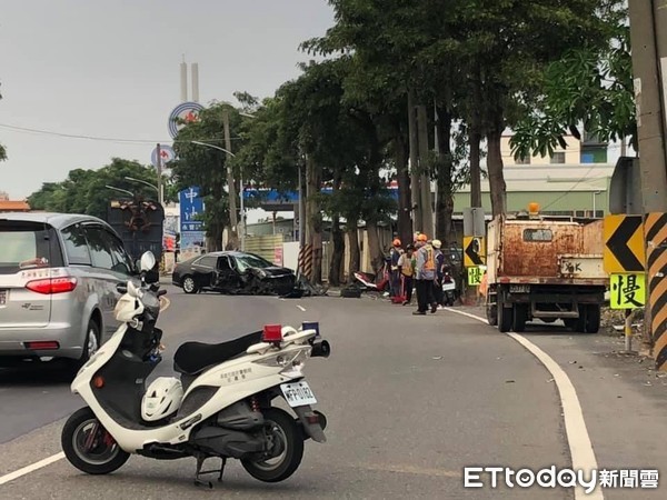 ▲▼高雄林園一家加油站前發生車禍，車頭全毀。（圖／記者吳奕靖翻攝）